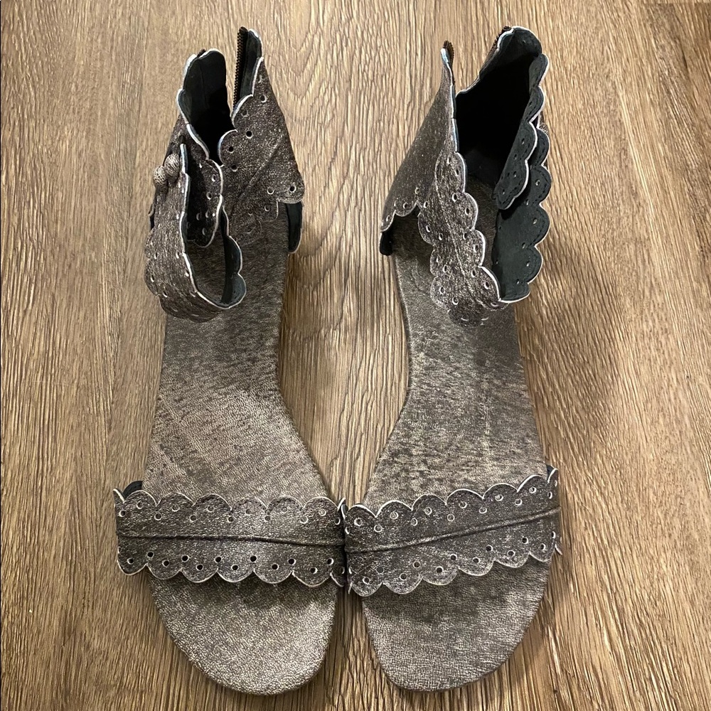 Elf sandals